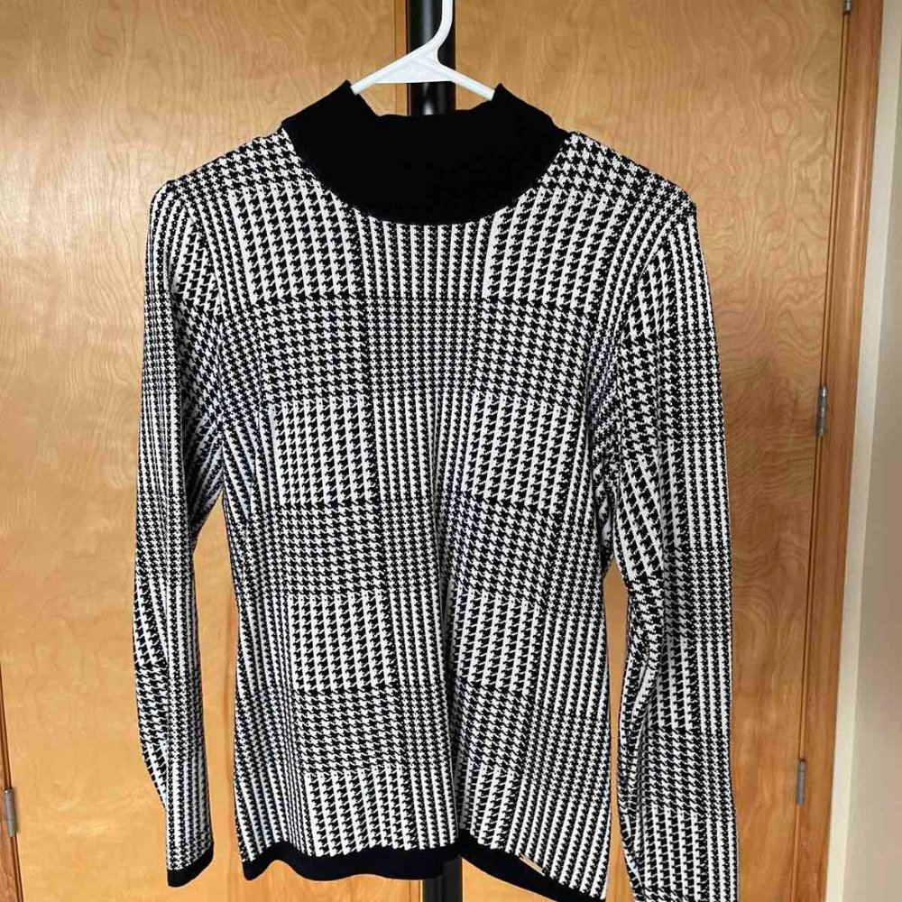 NEW WITHOUT TAG. Tahari Small Sweater Pullover Black White Houndstooth. Size: S
